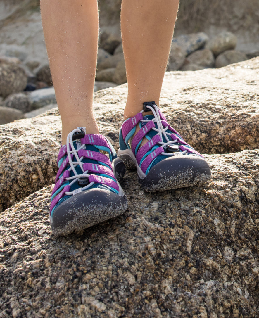 Little Kids' Newport Boundless Sandal | Dark Olive/Scarlet Ibis - Image 8